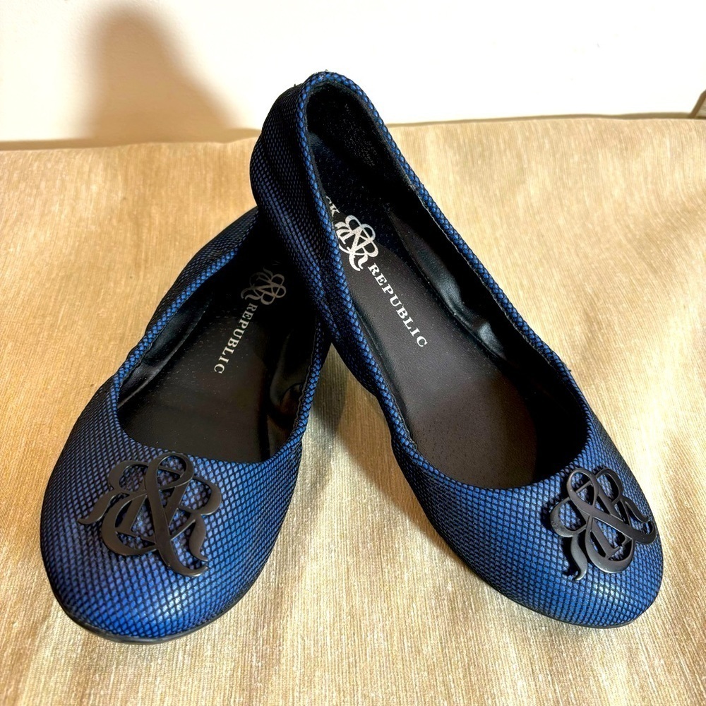 Rock & Republic Sz 7.5 Ballet Flats Blue & Black Pattern and Black Logo on Toe